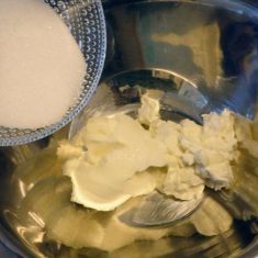プレーンヨーグルト、牛乳を入れ、泡だて器でよく混ぜる。なめらかになったらポッカレモンを少々加える。