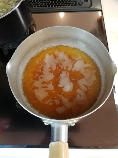 鍋に合わせ調味料を煮立たせる。
