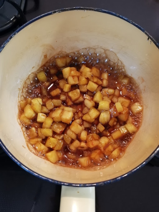 小鍋にパイナップルと〈A〉を入れて煮詰めてソースを作る。