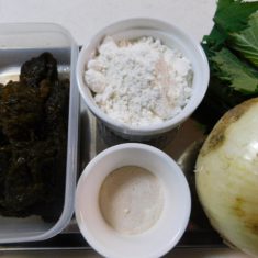 玉ねぎ、大葉は千切りにする。
