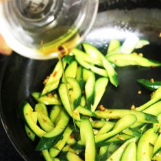 強火にしてきゅうりを入れて、全体が混ざるまで炒めたら醤油を加えてざっと炒め合わせ、最後にごま油を回しかけたら出来上がり。