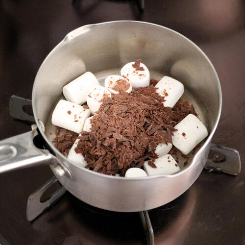 ミルクチョコ、マシュマロ、バターを小鍋に入れて弱火にかける。全体がなめらかになるまでヘラで混ぜる。