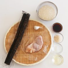 お米は洗ったらざるにあげて30分おいてから、水を加えて固めに炊く。