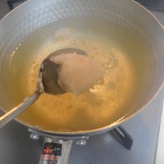 出汁が沸いたところに、①のすり身を落とし、なかまで火を通す。