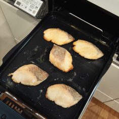 鮭は塩コショウして小麦粉をまぶす。プレートパンにオリーブオイルをひき、鮭を並べて更に鮭の上に少しかける。