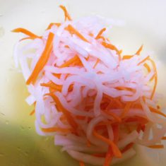 大根、にんじんは、千切りにし、分量外の塩をふり、しんなりさせる。