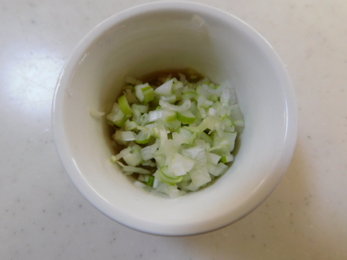 油揚げはグリルで焼き、みじん切りにしたねぎにごま油加え、おかゆに添えたら、
出来上がり。