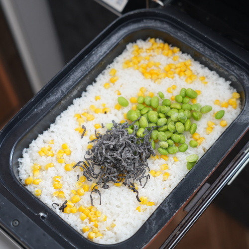 炊き上がったら冷凍むき枝豆と塩昆布を加えて混ぜる。