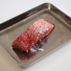 肉に塩、こしょう、にんにくのすりおろしを揉みこむ。