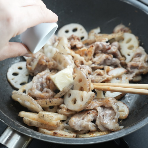 味噌だれが全体に絡んだら火を止め、バターを加えてひと混ぜする。
皿に盛り付け、小口ねぎを散らす。