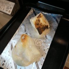 角餅は、マルチグリルのプレートパンに並べ、調理モード[焼く]火加減・強で５～７分加熱する。焦げ目をしっかりつけて焼く。