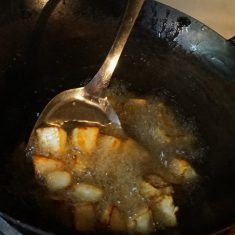 鍋にチーズが浸かるくらいの量の油を入れて火をつける