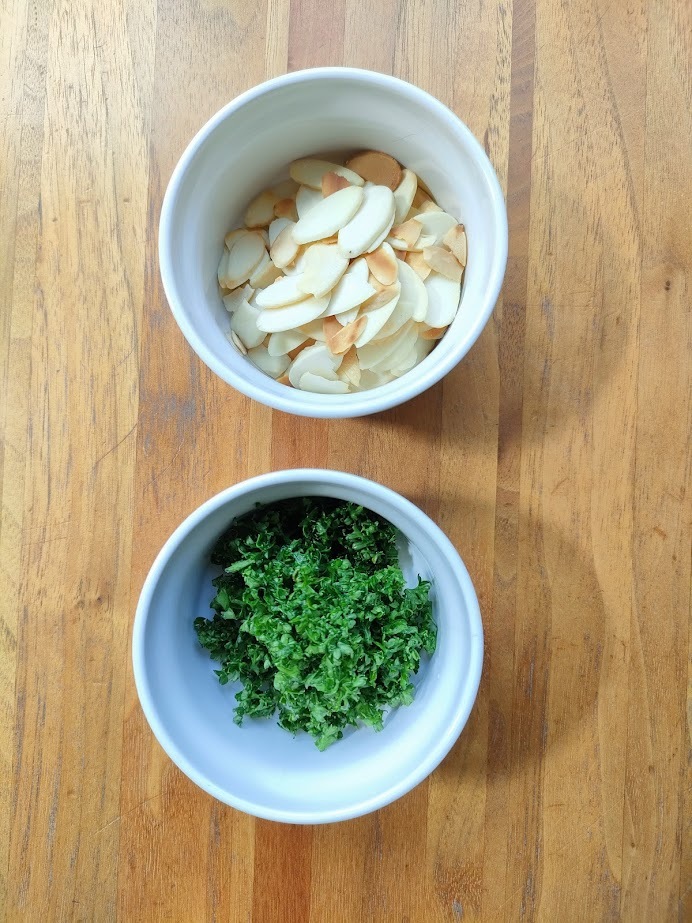 スライスアーモンドは乾煎りする。パセリはみじん切りにする。
