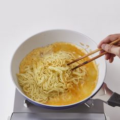 フライパンにサラダ油大さじ１を中火でよく熱し、