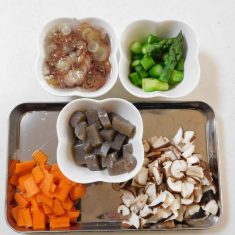 アスパラは、塩茹でし小口切り、しいたけ、人参、こんにゃく（下茹でし）は角切り、みょうがは、小口切りにし、水にさらしておく。