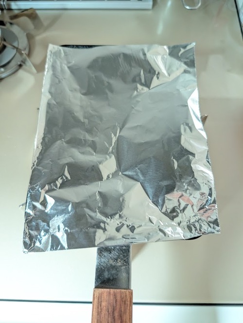 アルミ箔を玉子焼き器より少し大きいサイズに折りたたんで、玉子焼き器にかぶせて蓋をする。