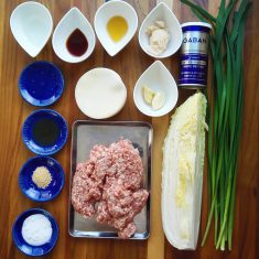 にんにくと生姜はすりおろす。
白菜とニラをみじん切りにし、塩を全体にまぶし10分くらいおく。