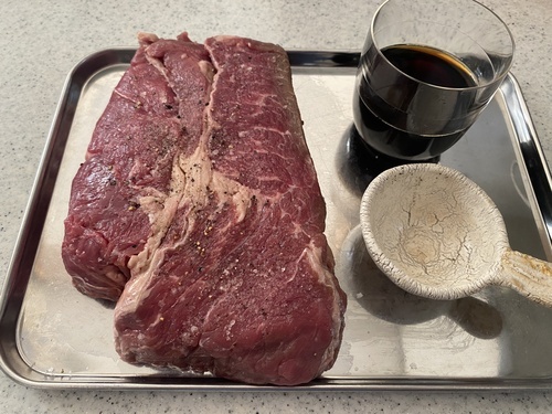 牛肉はドリップをふき取り塩こしょうして常温で10分おく。