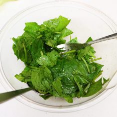 ほうれん草にドレッシングを和えたらトップにカリカリベーコンを乗せて出来上がり。