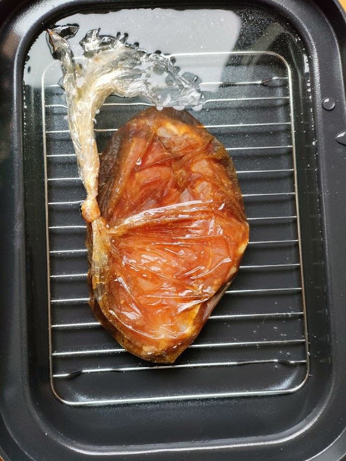 アルミ箔を巻いたキャセロールの蓋をして、マルチグリル調理モード［低温調理・中］80分加熱する。（肉はなるべく平らに整えて、必ず中央に置く）