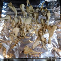 舞茸は、ほぐし、グリルで表面に少し焼き目がつくまで、焼く。