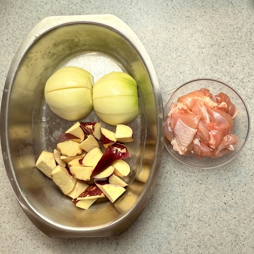 ＝下準備＝
鶏もも肉は一口大に切り、塩こしょうする。
さつま芋は皮ごと乱切りにし、水にさらす。
玉ねぎはくし型にする。
