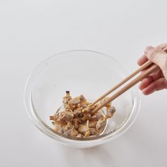 あさりの身を取り出し、ボウルにいれ、しょうゆを加え和える。