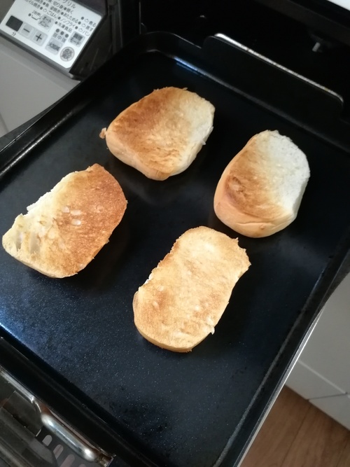 マルチグリルのプレートにパンを並べ、マルチグリル　オートメニュー［トースト］でパンを焼く。