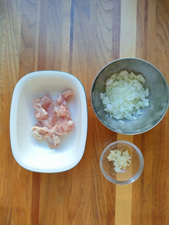 にんにくと玉ねぎはみじん切り。鶏もも肉は1.5㎝くらいの大きさに切り、塩コショウをふる。