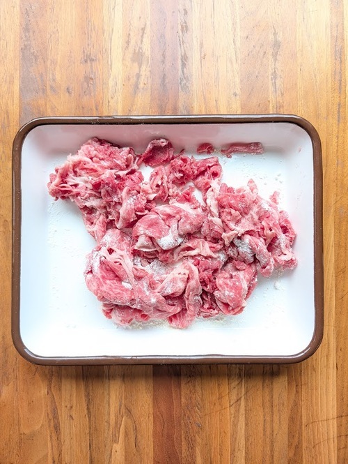牛肉は塩コショウをまんべんなくふり、薄力粉を薄くまぶす。