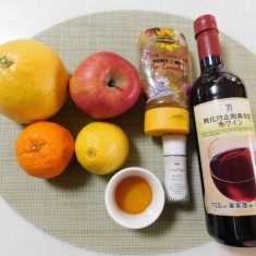 りんご、グレープフルーツ、オレンジをカット、レモンはスライスする。