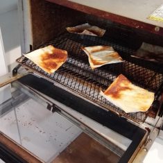 ワンタンの皮に薄くマヨネーズを塗り、トースターでパリパリに焼き(2分くらい)、1/4くらいに割っておく。(短冊状に切り油で揚げてもよい)