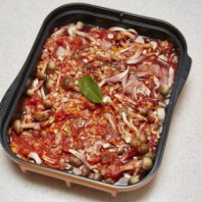 キャセロールに1、2、3の順に材料を入れ、赤ワイン、ウスターソース、ローリエを入れる。