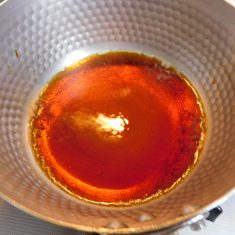 （A）の調味料を鍋にいれ、火にかける。