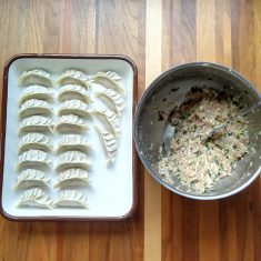 餃子の皮で包む。小麦粉と水を混ぜておく。