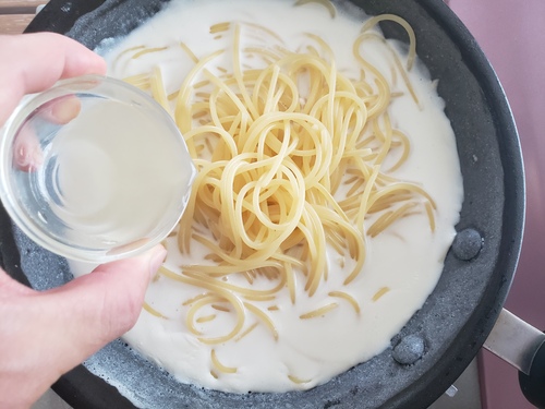 スパゲティの茹で時間の１分前に茹であげ、水気をきり、③に加える。
中火にかけて、レモン汁をいれ、絡めたら、塩、黒こょうで味を調える。