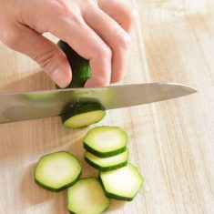 （A）を鶏肉に絡めてラップをし、冷蔵庫で15分以上漬け込む。