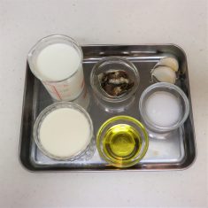 にんにくは縦半分に切って芽の部分を取っておく。
