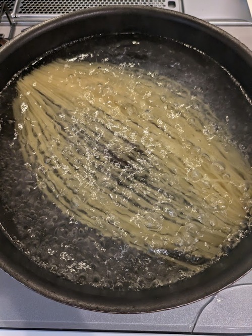 鍋にたっぷりの湯を沸かし、塩を入れ、スパゲッティを表示時間＋1分茹でる。
