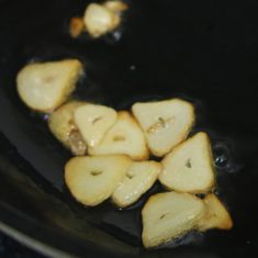 フライパンに油を熱したらにんにくを入れ、カリッときつね色になったら取り出しておく。