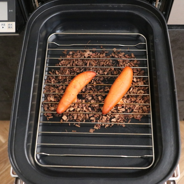 キャセロールのフタをし、調理モード［燻製］で11分加熱する。