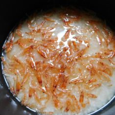 ①の水切りした米に、昆布水適量と、酒、塩、薄口をいれ、桜エビと生姜も加えて炊く。