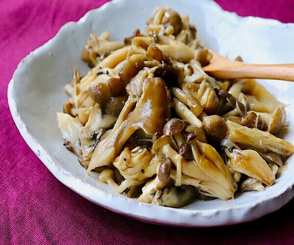 秋に食べたい　きのこのガリバタ醤油