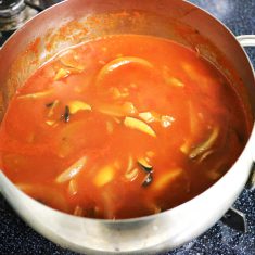 トマトジュースを加えて5分程煮たら、塩、こしょうで味を整えて出来上がり。