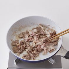 フライパンにサラダ油をいれ中火で熱し、２をいれ、炒める。
色が変わってきたら、しょうがとにんにくのすりおろしを加え、しっかりと豚肉に火を通す。