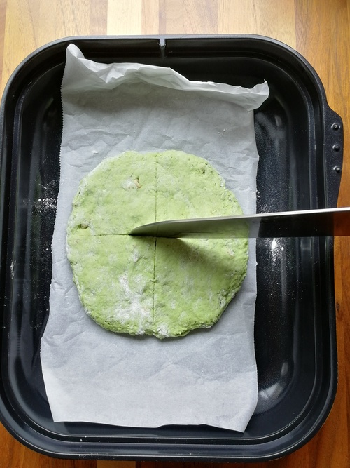 マルチグリルのキャセロールにオーブンペーパーを敷き、直径15㎝くらいの円形に伸ばす。手に粉をつけると作業がしやすい。オートメニュー[パン]で25分焼く。