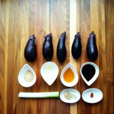 茄子はヘタをとり、3等分に切る（厚さ3㎝くらい）。水に10分間浸してあくを抜く。