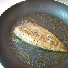 フライパンにオリーブオイルを引いて鯖の両面をこんがり焼き、中まで火を通す。