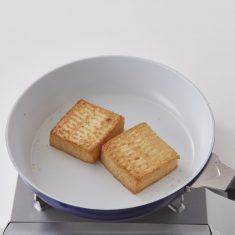 厚揚げを半分に切る。