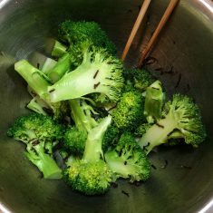 蒸したブロッコリーに塩昆布・ごま油を入れて和えて完成！